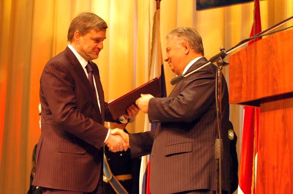 11 января 2010 года парламентарии утвердили Сергея Дарькина на посту главы Приморского края. Тогда его лично поздравил полпред Виктор Ишаев. А 28 февраля 2012 года Сергей Дарькин ушел в отставку. И вот снова вместе работать!?