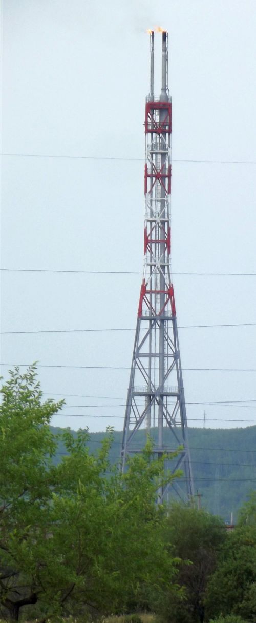 Факел КНПЗ над городом