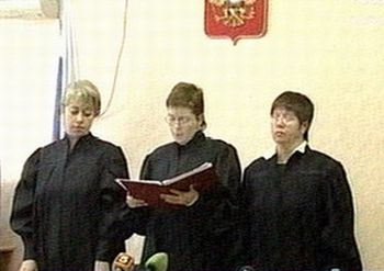 Татьяна Пакуленко (в центре), судья Индустриального районного суда Хабаровска