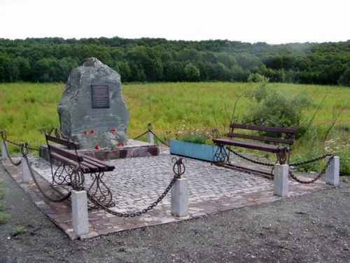 Памятник погибшим чекистам на обочине дороги
