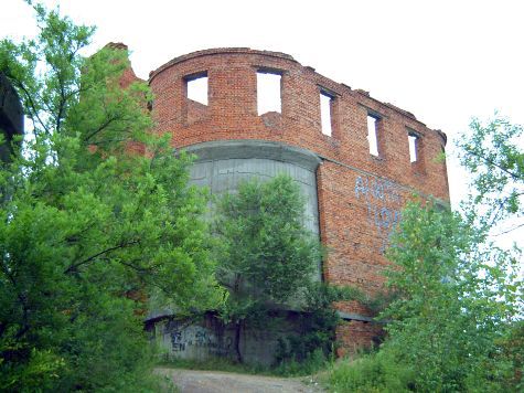У этой башни, стоящей в городе, но в безлюдном месте и на самой высокой точке, могло быть несколько задач