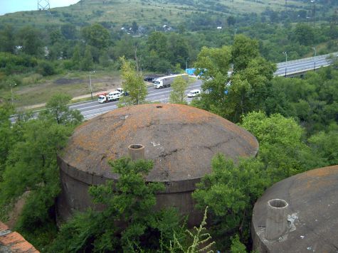 Два купола у башни - это местные кондиционеры