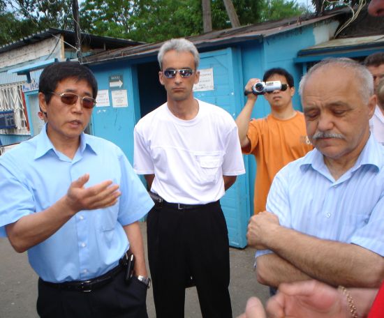 Архивный образ Леонида Хегая (на фото крайний слева) напоминает о том, что в 2008 году массовый протест предпринимателей с площади Металлургов вспыхнул также после ультиматума от МУП «Рума»