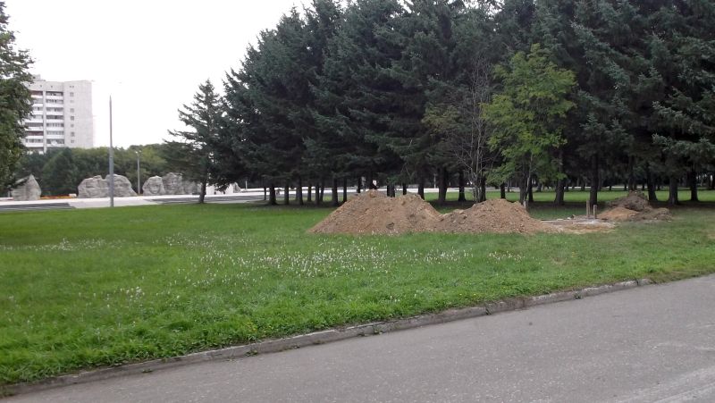 Фото №2: Готовится фундамент под памятник. Слева видна застроенная часть Мемориального комплекса