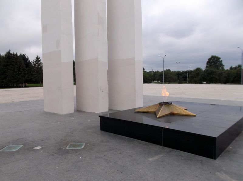 Фото №3: Режет глаз  резкий контраст между  белыми пилонами,  плитой из черного мрамора и «золотой» звездой. Раньше был мрамор  «теплый»,  красновато-серого цвета. Звезда перевернута «вверх ногами»,   острый  луч направлен на экскурсантов