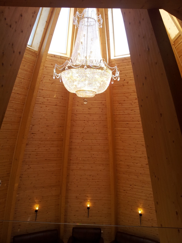 Люстра в урасе, один в один похожая на элитную люстру из горного хрусталя из каталога Faustig, цена которой 39 тысяч евро.