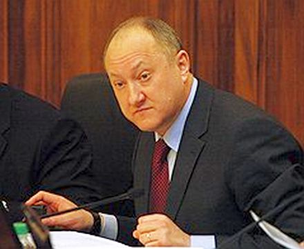 Изучить прошлое и определить будущее своего правительства Владимир Илюхин решил, отправив его в отставку. Фото: Евгений Переверзев / Коммерсантъ