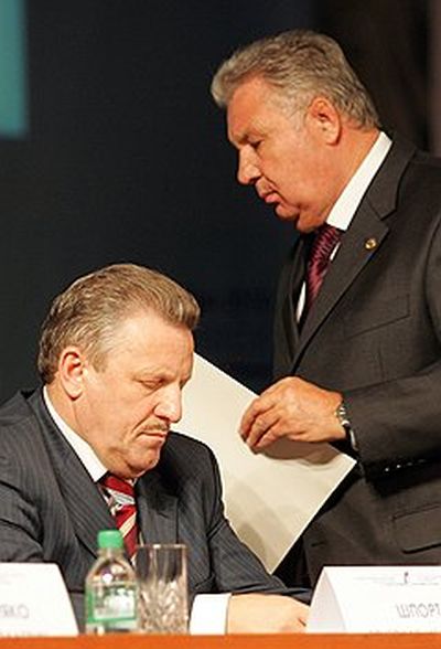 Различия между «хозяйственником, бойцом» 90-х Виктором Ишаевым (справа) и «умеющим договариваться» губернатором нулевых Вячеславом Шпортом проявились практически сразу. Фото: Евгений Переверзев /  Коммерсантъ