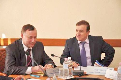 Руководитель аппарата губернатора и правительства края, и.о заместителя председателя правительства края по вопросам внутренней политики Аркадий Мкртычев (справа) нашел общий язык с Геннадием Накушновым