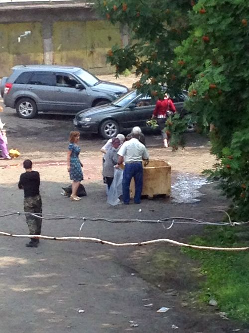 Один сердобольный елизовский предприниматель решил порадовать свежим морским продуктом инвалидов и ветеранов войны, для чего завез несколько тонн красной рыбы