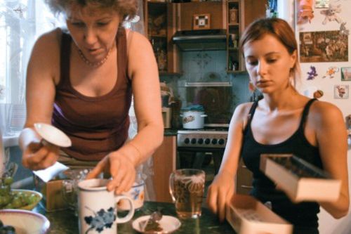 Модель Мария Климова (справа) и ее мать готовятся к эмиграции из родного города - Хабаровска. (Фото: Анна Немцова)/Model Maria Klimova and her mother prepare to emigrate from their hometown.