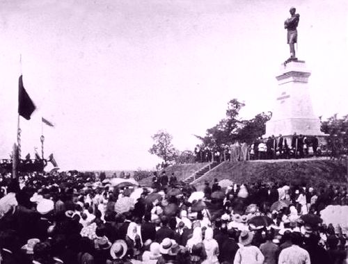 Памятник генерал-губернатору Восточной Сибири Николаю Муравьеву как свидетельство признании его заслугу на окраине России