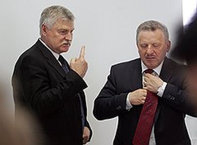 Дума под руководством Сергея Хохлова (слева) проявила единогласие, не согласившись c мнением губернатора Вячеслава Шпорта. Фото: Евгений Переверзев / Коммерсантъ