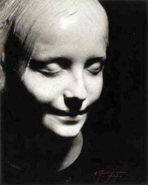 L'Inconnue de la Seine. Утопленница - незнакомка из Сены. Она выловлена из реки около 1880 г., сразу после смерти, и маска снята в течение 15 минут. Слепок признан произведением искусства.
