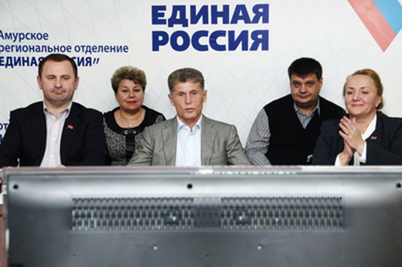 О. Кожемяко (в центре) на связи с премьер-министром РФ Д. Медведевым