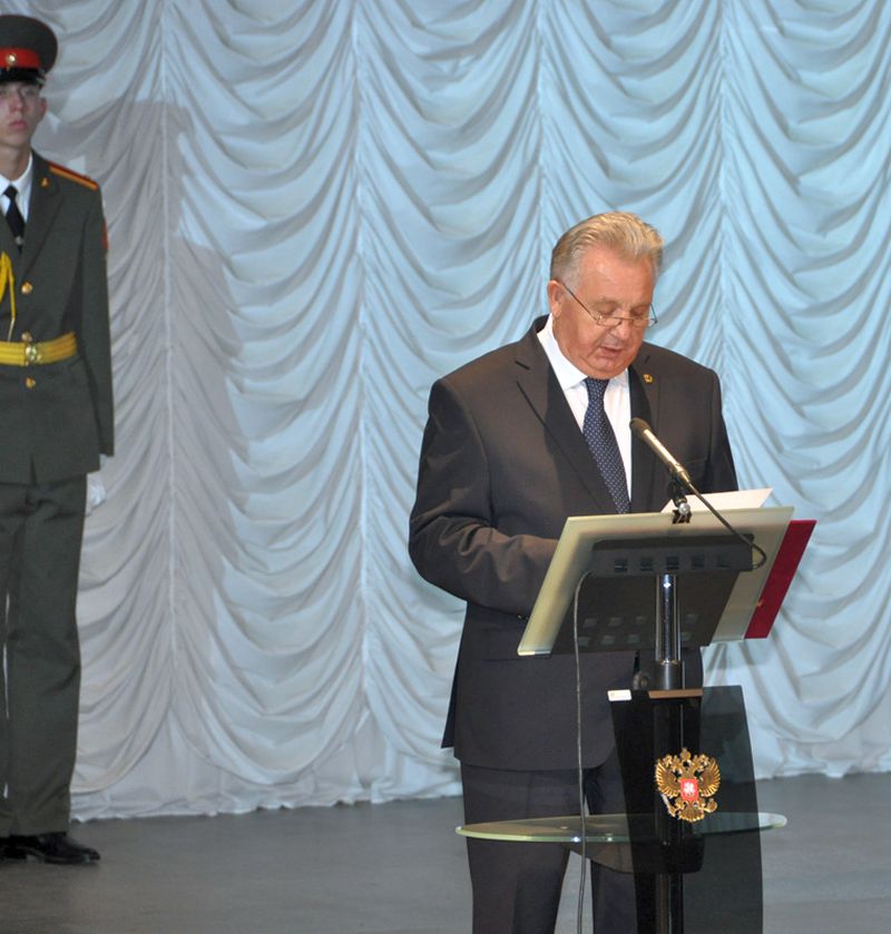 Первым с поздравлением на сцену вышел министр по развитию Дальнего Востока, полпред в Дальневосточном федеральном округе Виктор Ишаев