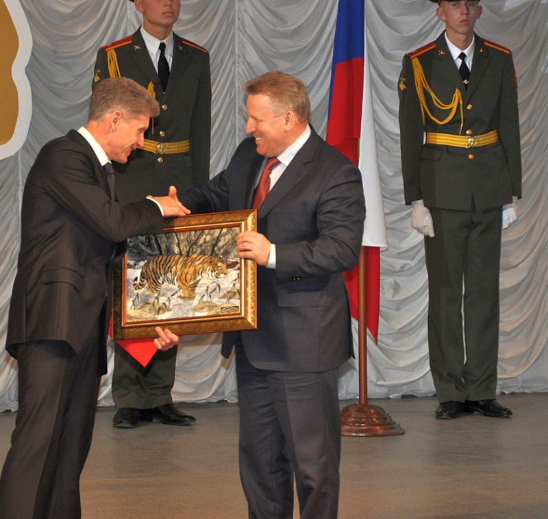 Губернатор Хабаровского края Вячеслав Шпорт поздравил и подарил картину с амурским тигром. «У вас же тигров нет» -  пошутил он