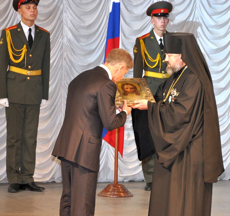 Епископ Лукиан пожелал губернатору, чтобы Господь даровал ему мудрость и справедливость, а сам подарил старинный образ Христа-спасителя