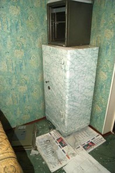 Председатель Федерации профсоюзов Камчатки, член Общественной палаты РФ Андрей Зимин застал взломанные кабинеты, развороченные сейфы, беспорядочно разбросанные бумаги и… початую бутылку коньяка