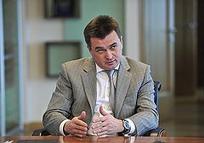 Губернатор Владимир Миклушевский заявил, что партия, городские и краевые власти выступили «единым фрон-том», после чего поддержал ставленницу мэра на посту спикера. Фото: Глеб Щелкунов /  Коммерсантъ