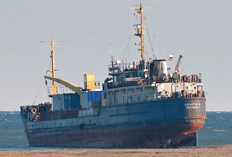Сухогруз «Амурская» уже попадал в неприятности - 5 июня 2012 г. он сел на мель в районе реки Кухтуй (Охотск). Фото: Игорь Савицкий, Охотск. Все права на изображение защищены. Копирование запрещено.