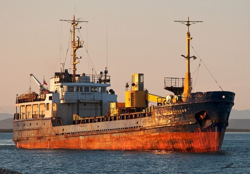 Сухогруз «Амурская». Фото: Игорь Савицкий, Охотск. Все права на изображение защищены. Копирование запрещено.