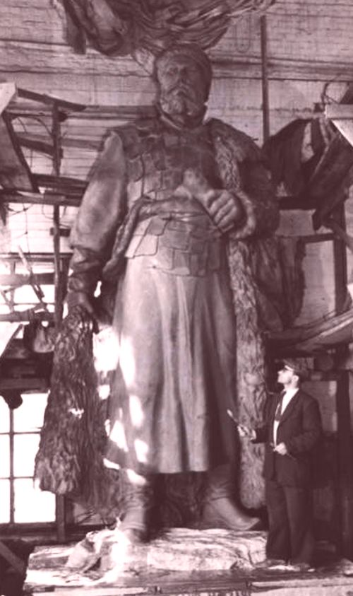 Ян Петрович (Абрам-Янкель Пейсахович) Мильчин около памятника Хабарову, 1957 г.