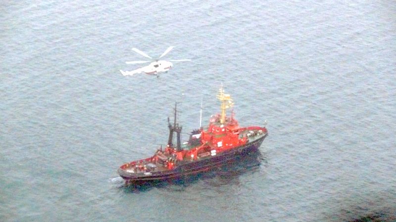 Выгрузка водолазов ДВРПСО МЧС России с вертолета на спусковом устройстве на борт судна «Рубин». Съёмки спасателей ДВРПСО МЧС России 08.11.2012 г.