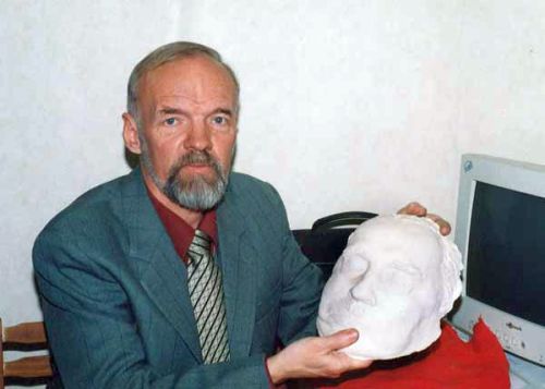 В.В.Иванов-Ардашев с посмертной маской Вс.Н.Иванова