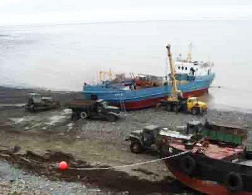 Разгрузка судна на базе артели старателей «Восток» - Киран (так называемый портпункт Киран) методом «обсушки». Фото: artelvostok.ru