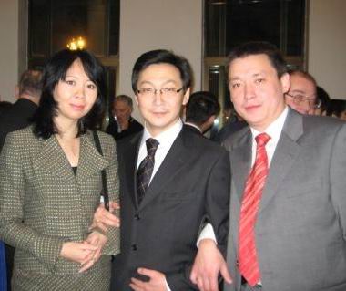 Политтехнолог Сергей Сергеев (справа) и директор регионального выпуска "Российской газеты" Дьулустан Иванов с очаровательной женой