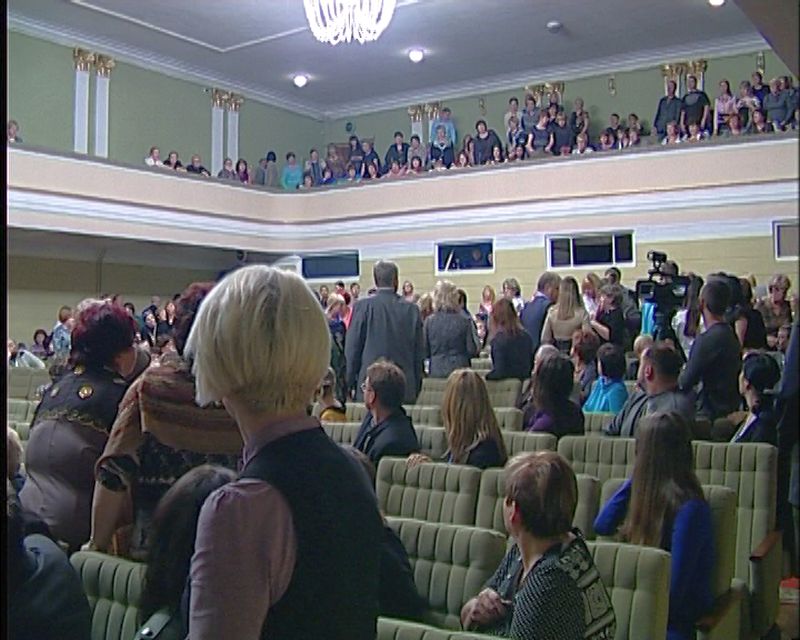 Падает плафон!