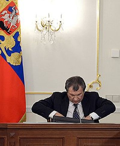 Игорь Сечин вернулся в совет директоров «Роснефти» и изучил, как пахнет нефть, на месте. Фото: Дмитрий Азаров /  Коммерсантъ