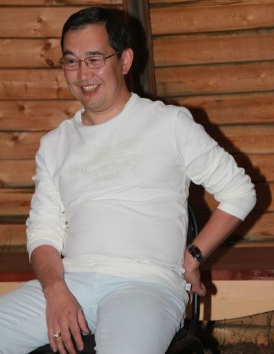 Глава городской администрации носит часы «Rado» из коллекции «Integral». Браслет из нержавеющей стали с позолотой и вставками из керамики.